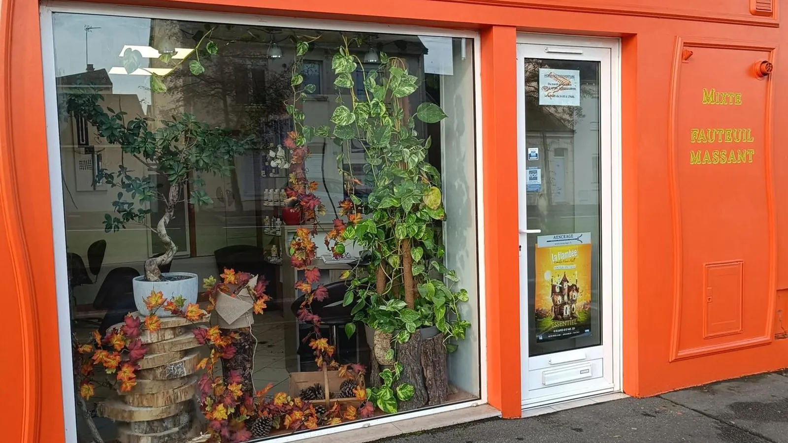 La devanture orange d'Espace Coiffure, avenue Georges Durand, la vitrine pleine de plantes